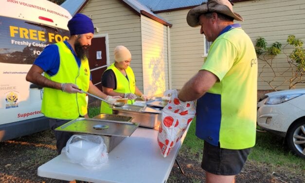 Sikh Volunteers Deliver Free Meals to Flood Victims